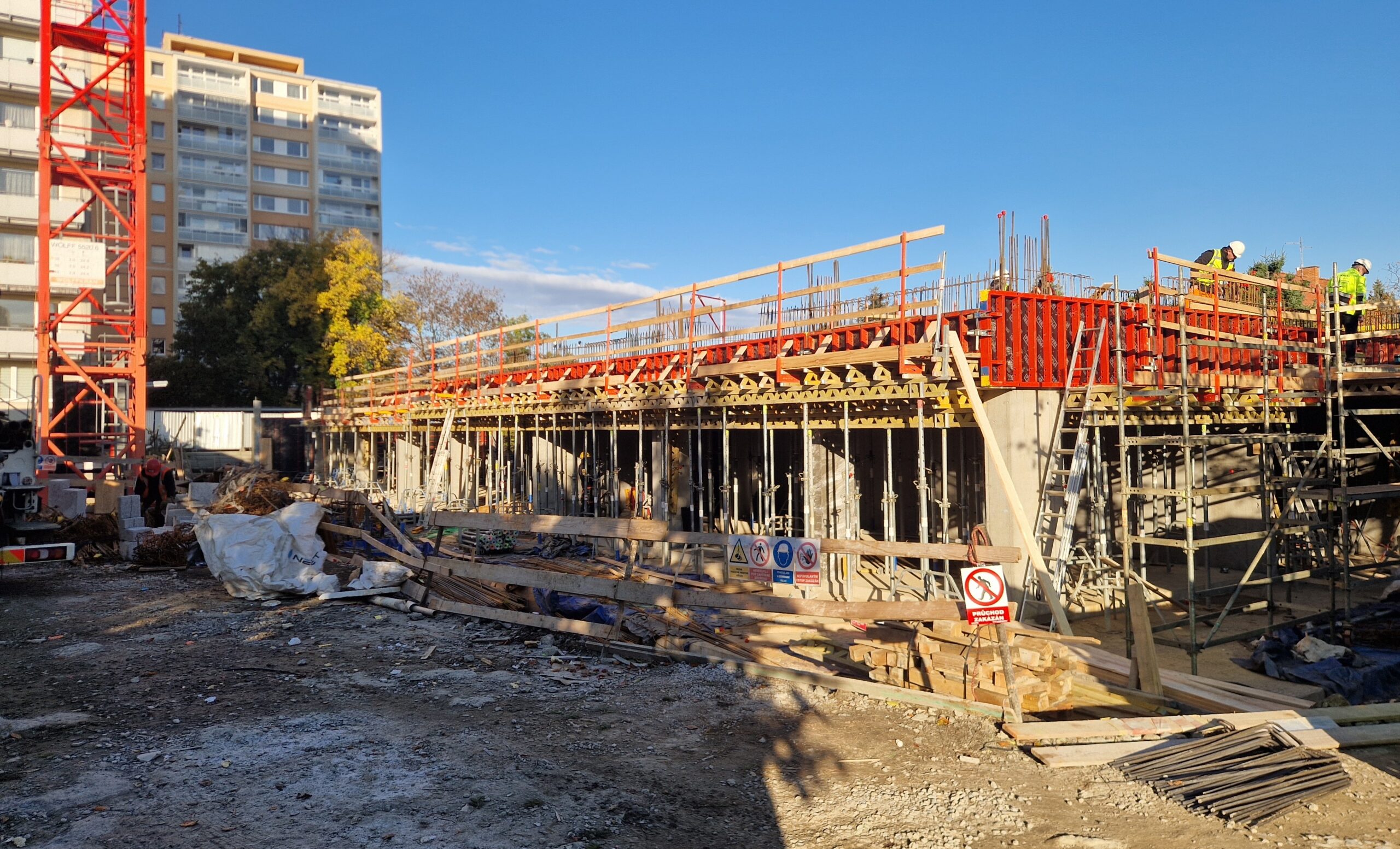 Probíhá výstavba nosné železobetonové konstrukce v úrovni nadzemního podlaží